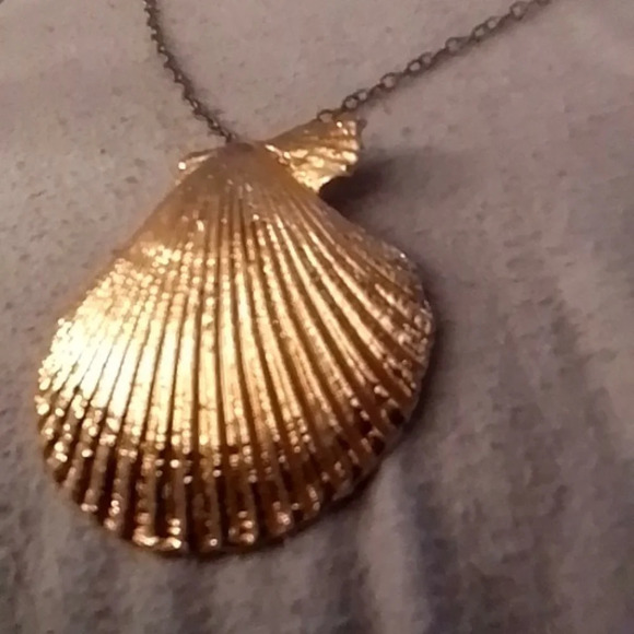 Gold plated clam shell statement piece - Picture 6 of 7